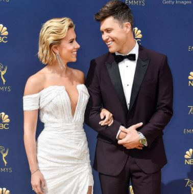 Kerry Kelly son Colin Jost with his wife Scarlett Johansson on the red carpet for the 70th Emmy Awards in 2018.